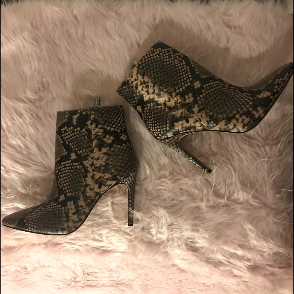 NWOB! Vince Camuto Feninda Ankle Boots!